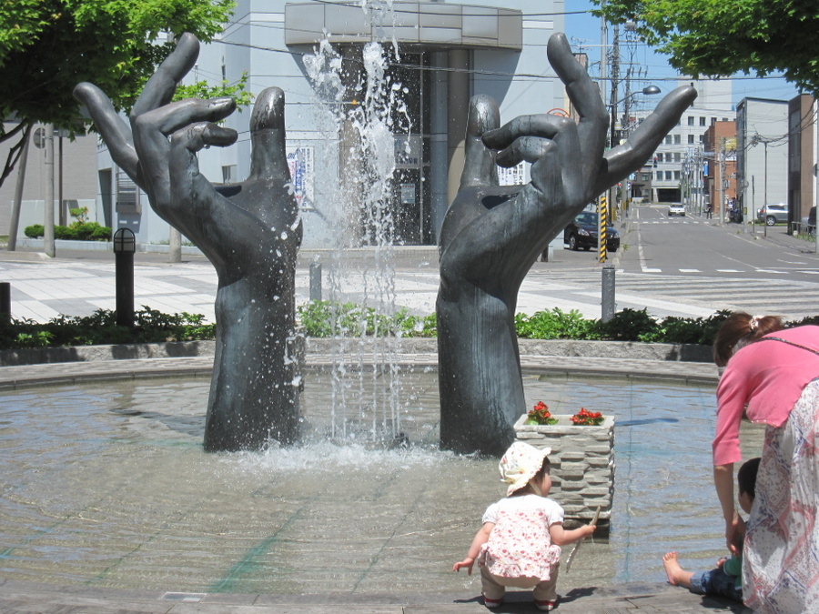 今は4条から買い物公園の一番外れに移された「手の噴水」。テーマは「未来を掴む市民の手」なのだそうだ・・・。