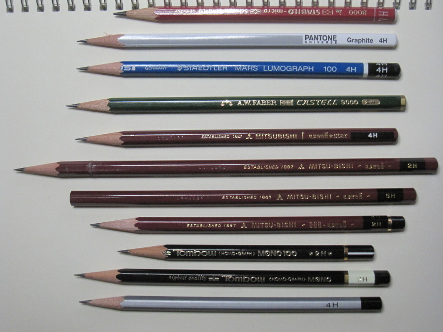 一番下が、何にも描いてない1ダース100円なりの鉛筆だ！真ん中の長いのは、鉛筆を反対側から使って、短くなったら、新しい鉛筆の切断面とくっつけて使うという、「貧乏鉛筆」だ。一本はまったく無駄なく使える！